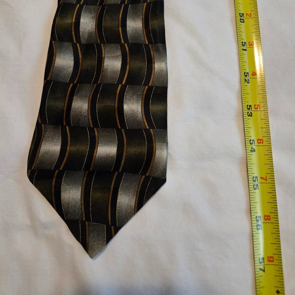 Facets Tie